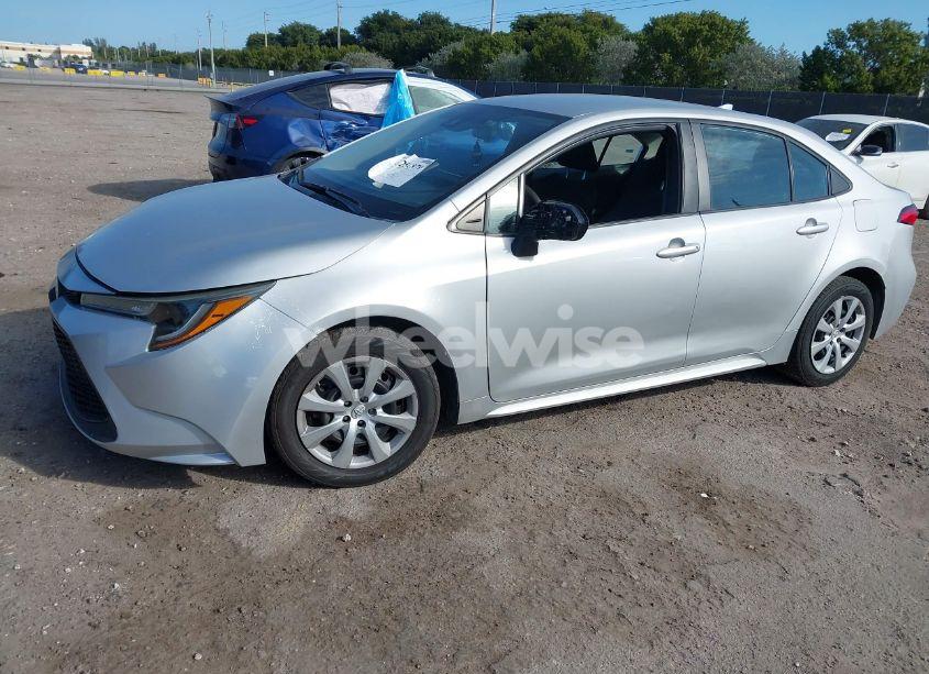 Photo 2 of 2022 Toyota Corolla LE (VIN 5YFEPMAE7NP274117)