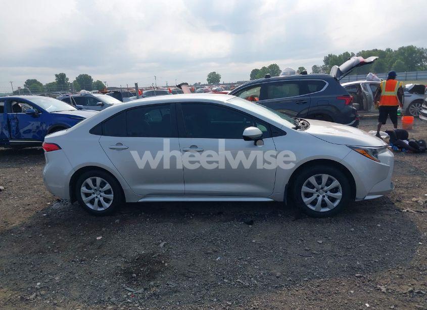 Photo 13 of 2022 Toyota Corolla LE (VIN 5YFEPMAE7NP297977)