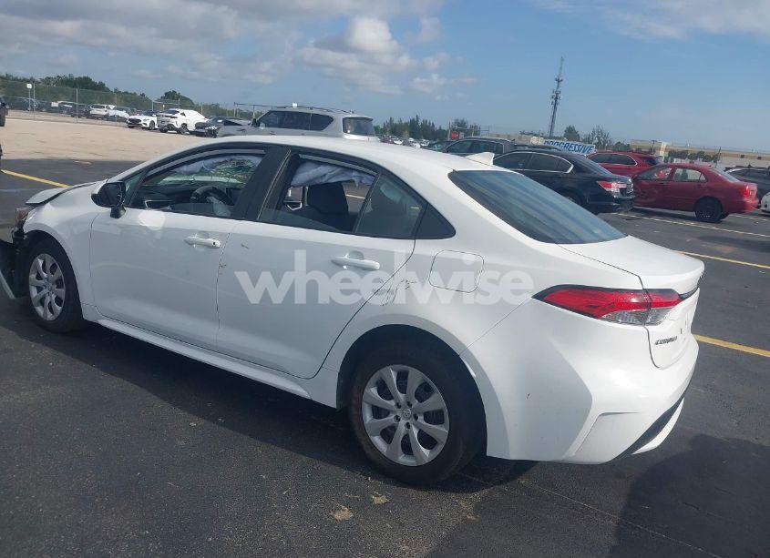 Photo 3 of 2022 Toyota Corolla LE (VIN 5YFEPMAE9NP298791)