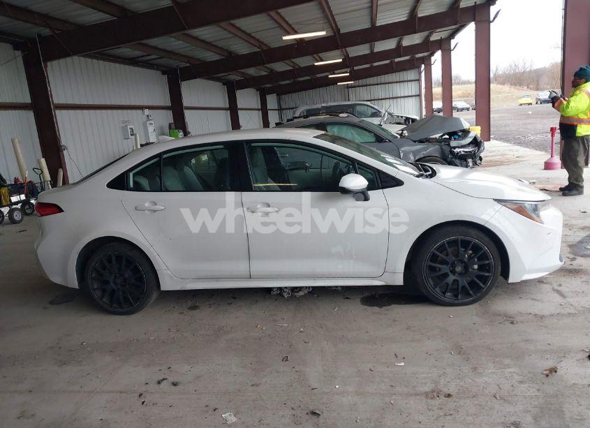 Photo 13 of 2022 Toyota Corolla LE (VIN 5YFEPMAE9NP305562)