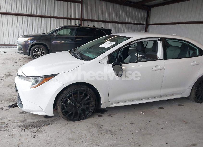 Photo 6 of 2022 Toyota Corolla LE (VIN 5YFEPMAE9NP305562)