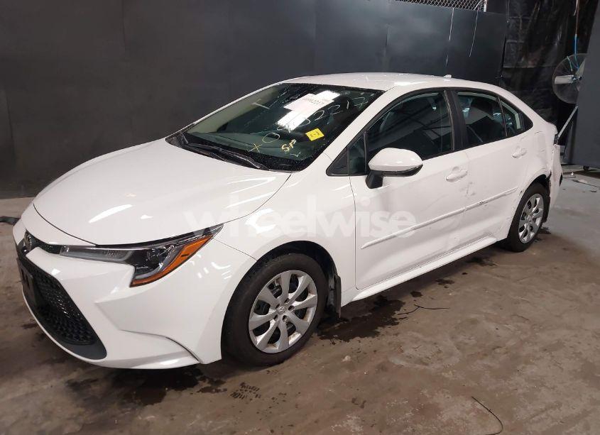 Photo 2 of 2022 Toyota Corolla LE (VIN 5YFEPMAE9NP312754)