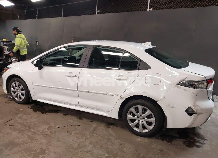 Photo 6 of 2022 Toyota Corolla LE (VIN 5YFEPMAE9NP312754)