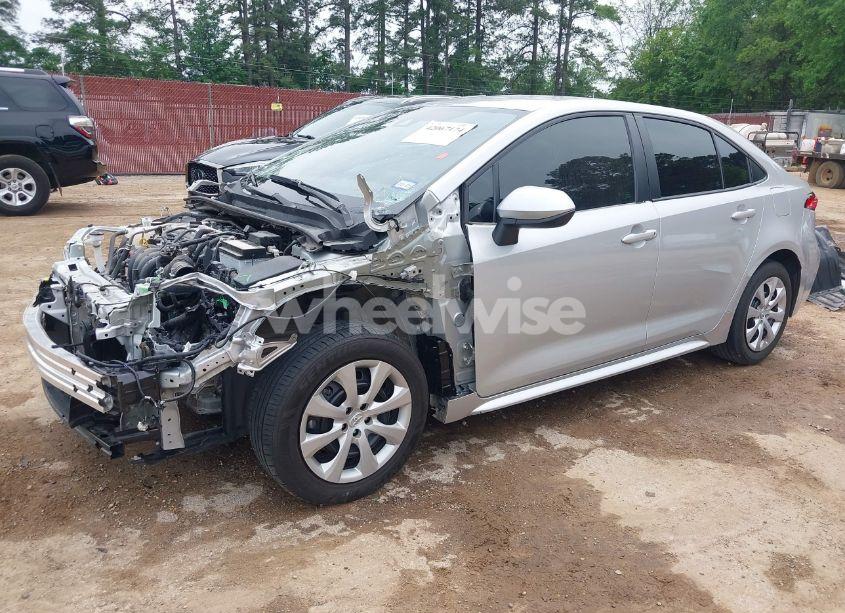 Photo 2 of 2022 Toyota Corolla LE (VIN 5YFEPMAE9NP382593)