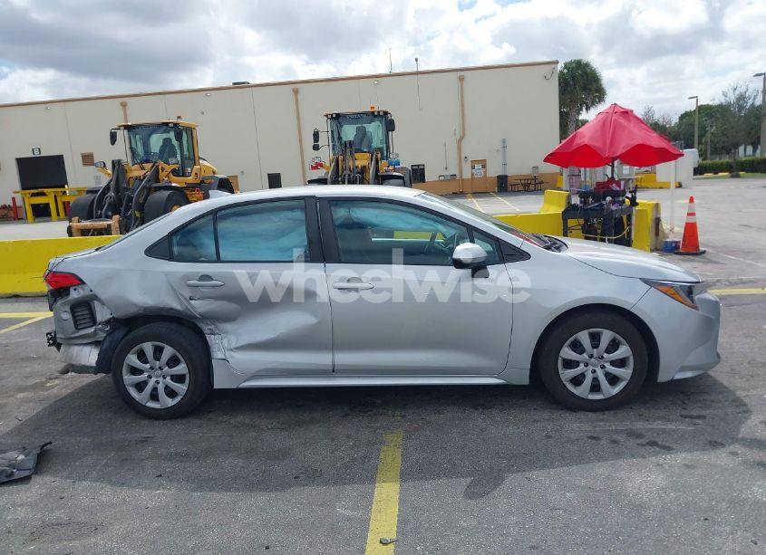 Photo 14 of 2021 Toyota Corolla LE (VIN 5YFEPMAEXMP184345)