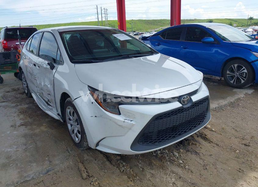 2022 Toyota Corolla LE (VIN 5YFEPMAEXNP286701) main photo