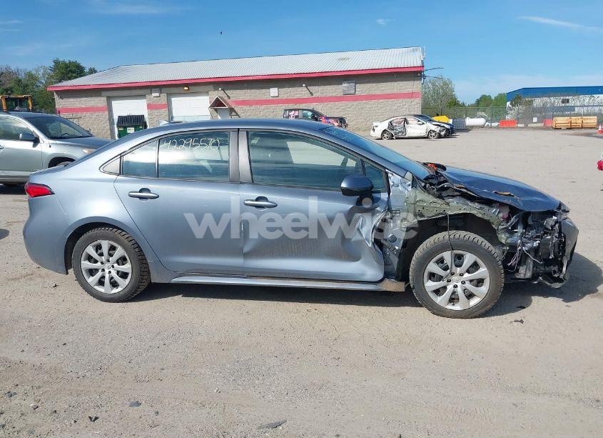 Photo 13 of 2022 Toyota Corolla LE (VIN 5YFEPMAEXNP324721)