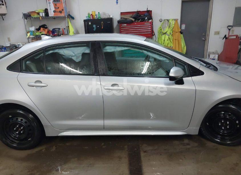 Photo 14 of 2022 Toyota Corolla LE (VIN 5YFEPMAEXNP337114)
