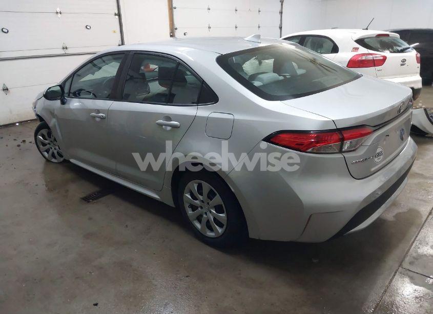 Photo 3 of 2022 Toyota Corolla LE (VIN 5YFEPMAEXNP337114)