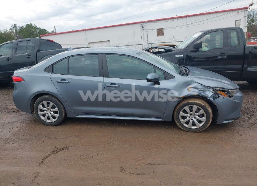 Photo 13 of 2022 Toyota Corolla LE (VIN 5YFEPMAEXNP341017)