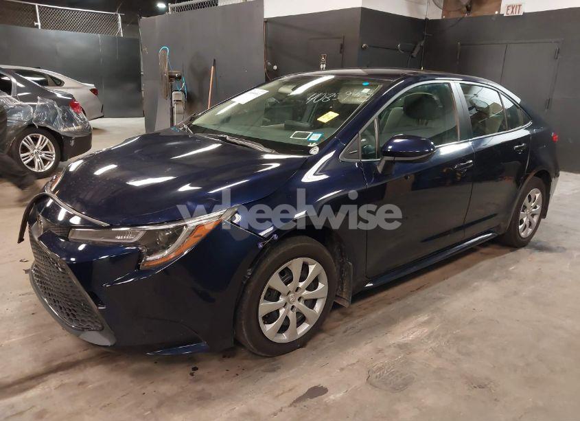 Photo 2 of 2022 Toyota Corolla LE (VIN 5YFEPMAEXNP376740)