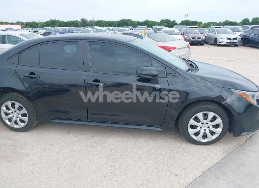 Photo 13 of 2022 Toyota Corolla LE (VIN 5YFEPMAEXNP384563)