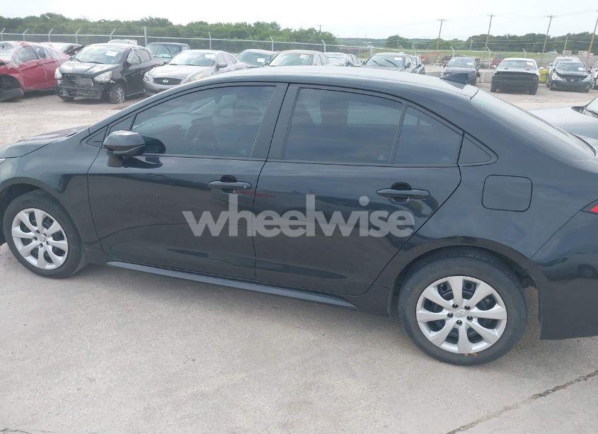 Photo 14 of 2022 Toyota Corolla LE (VIN 5YFEPMAEXNP384563)