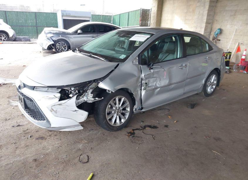 Photo 2 of 2021 Toyota Corolla XLE (VIN 5YFFPMAE1MP201635)