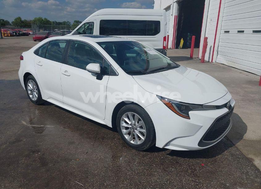 2022 Toyota Corolla XLE (VIN 5YFFPMAE2NP315127) main photo