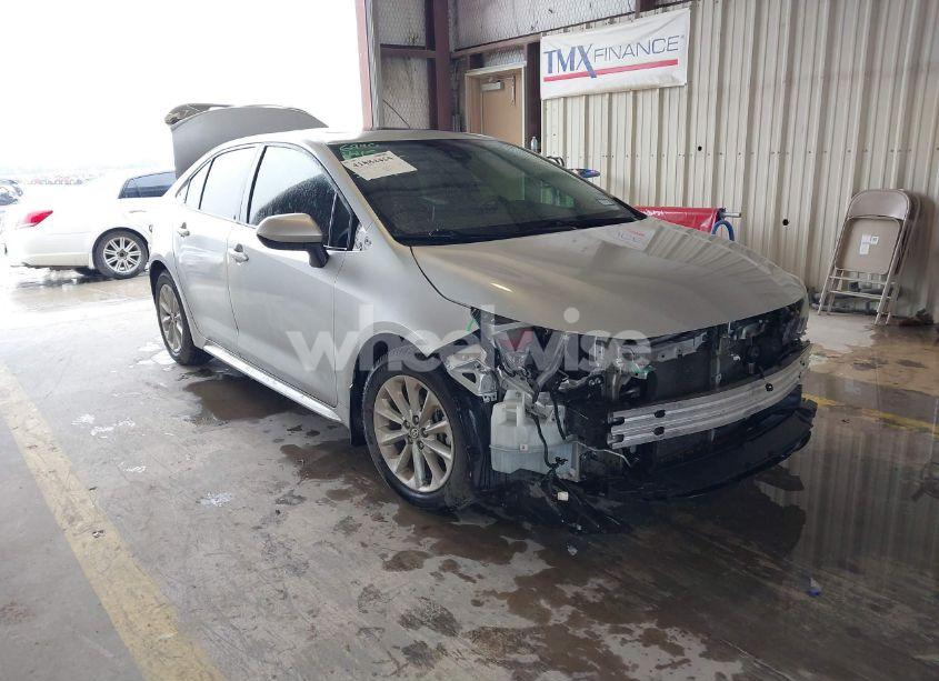 2020 Toyota Corolla LE (VIN 5YFHPRAE5LP012670) main photo