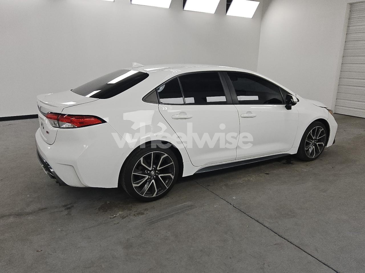 Photo 3 of 2020 TOYOTA COROLLA SE (VIN 5YFS4RCE6LP026542)