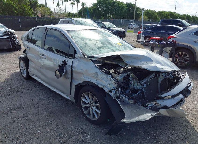 2021 Toyota Corolla LE (VIN 5YFVPMAE0MP271039) main photo