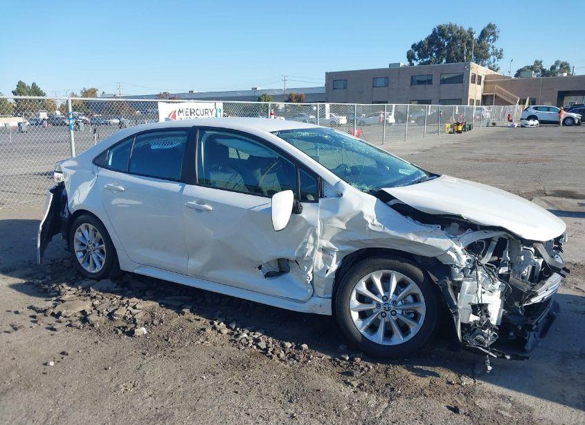 2022 Toyota Corolla LE (VIN 5YFVPMAE1NP280429) main photo