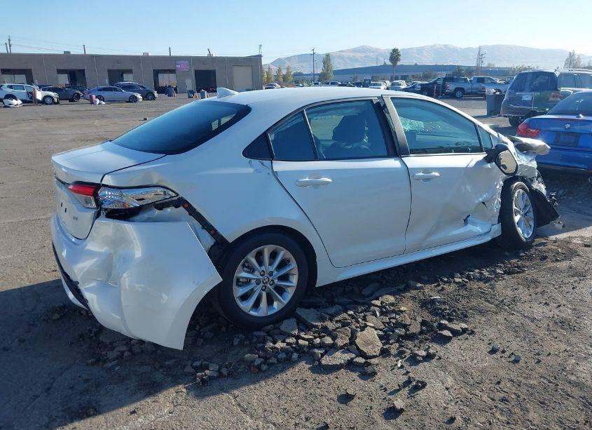 Photo 4 of 2022 Toyota Corolla LE (VIN 5YFVPMAE1NP280429)