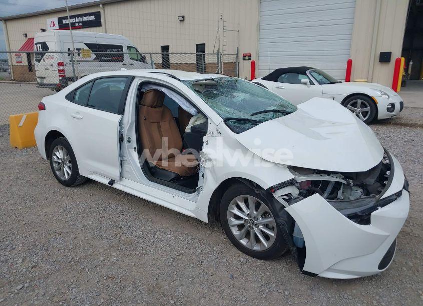 2022 Toyota Corolla LE (VIN 5YFVPMAE3NP304133) main photo