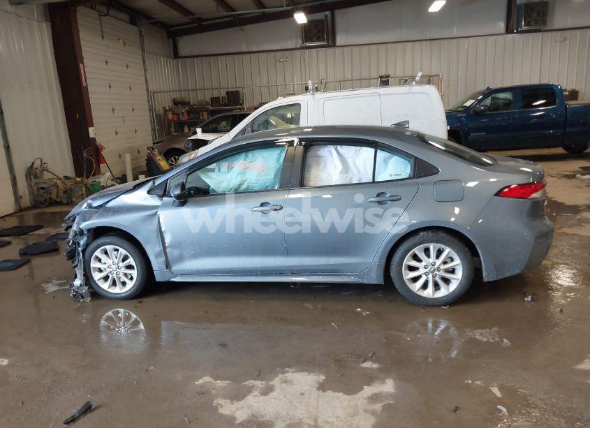 Photo 14 of 2022 Toyota Corolla LE (VIN 5YFVPMAE3NP376000)
