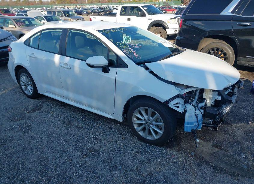 2022 Toyota Corolla LE (VIN 5YFVPMAE6NP372488) main photo