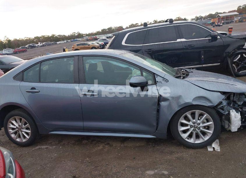 Photo 13 of 2022 Toyota Corolla LE (VIN 5YFVPMAE9NP378897)