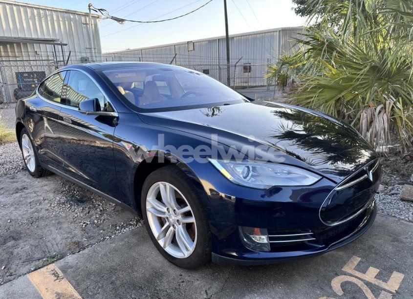 2013 Tesla Model S (VIN 5YJSA1DN8DFP17027) main photo