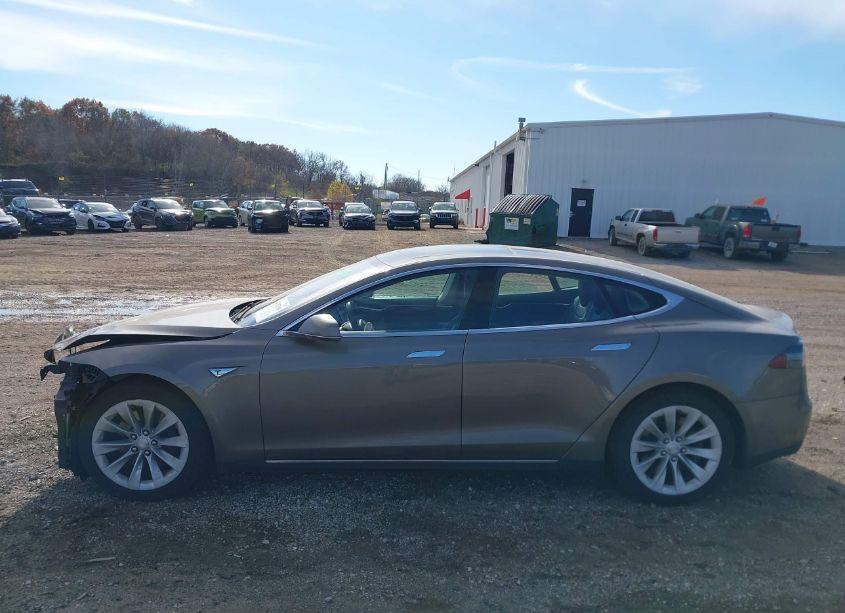 Photo 15 of 2016 Tesla Model S 60D/70D/75D/85D/90D (VIN 5YJSA1E22GF132842)