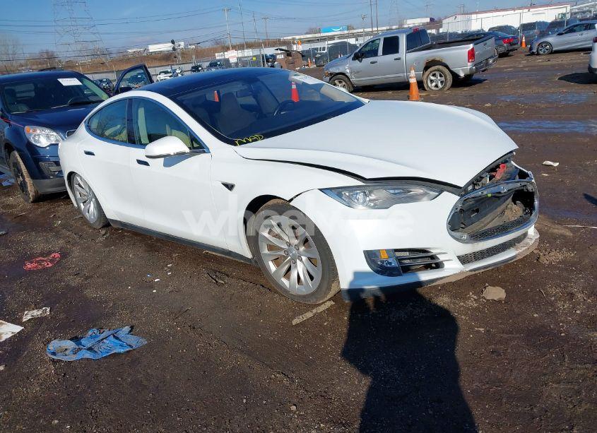 2014 Tesla Model S (VIN 5YJSA1S11EFP42627) main photo