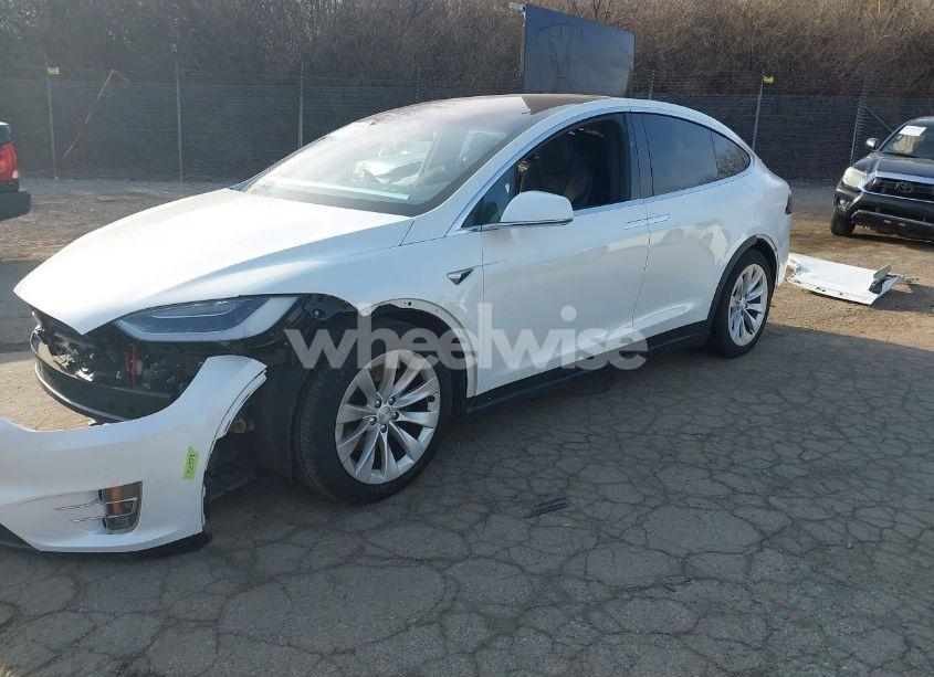 Photo 2 of 2018 Tesla Model X 100D/75D/P100D (VIN 5YJXCAE21JF087156)