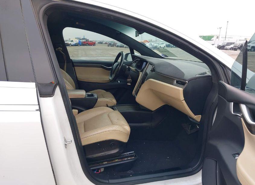 Photo 5 of 2016 Tesla Model X 60D/70D/75D/90D (VIN 5YJXCAE23GF005825)