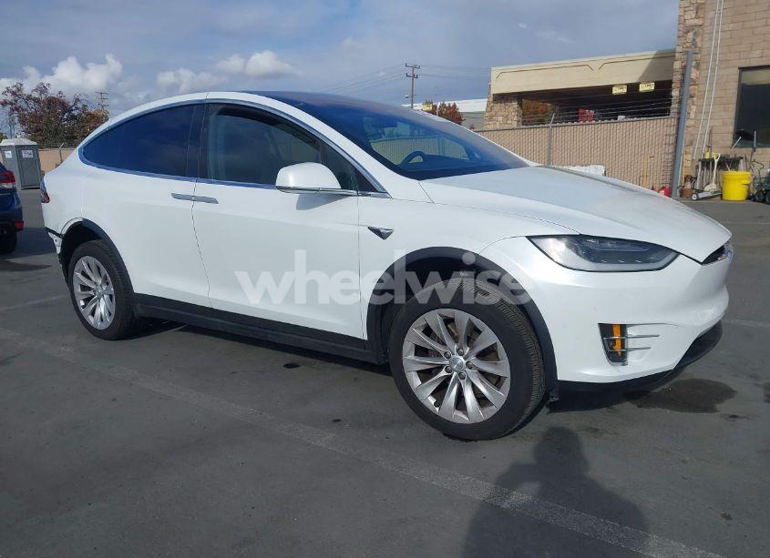 2018 Tesla Model X 100D/75D/P100D (VIN 5YJXCAE29JF111977) main photo