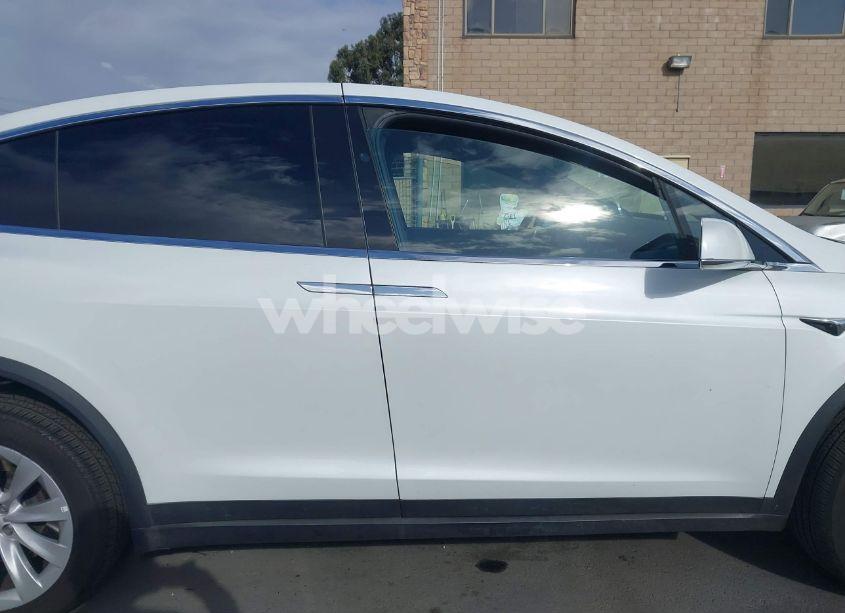 Photo 14 of 2018 Tesla Model X 100D/75D/P100D (VIN 5YJXCAE29JF111977)