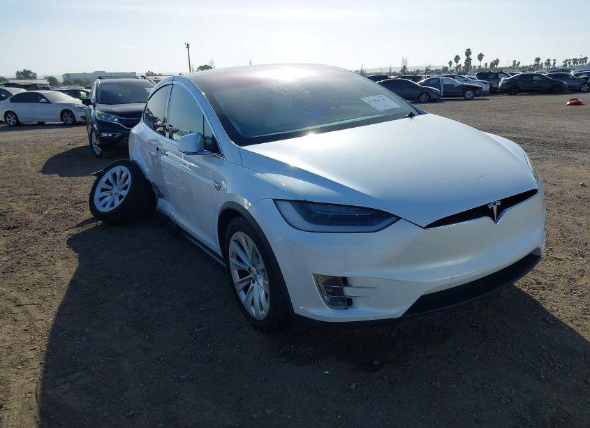 2018 Tesla Model X (VIN 5YJXCBE49JF091270) main photo