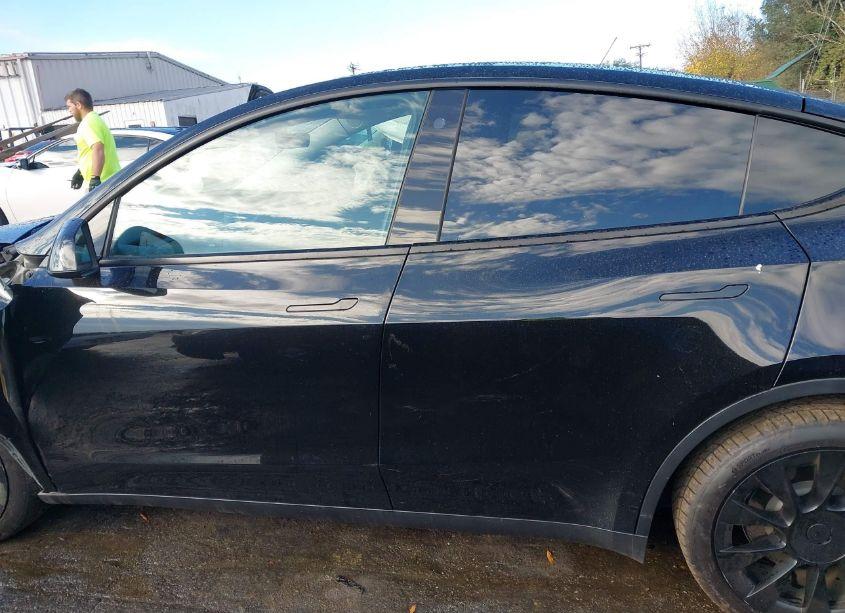 Photo 14 of 2021 Tesla Model Y LONG RANGE DUAL MOTOR ALL-WHEEL DRIVE (VIN 5YJYGAEE2MF273201)