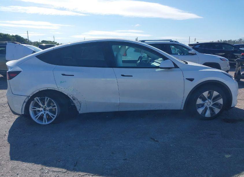 Photo 13 of 2021 Tesla Model Y STANDARD RANGE REAR-WHEEL DRIVE (VIN 5YJYGDED5MF115203)