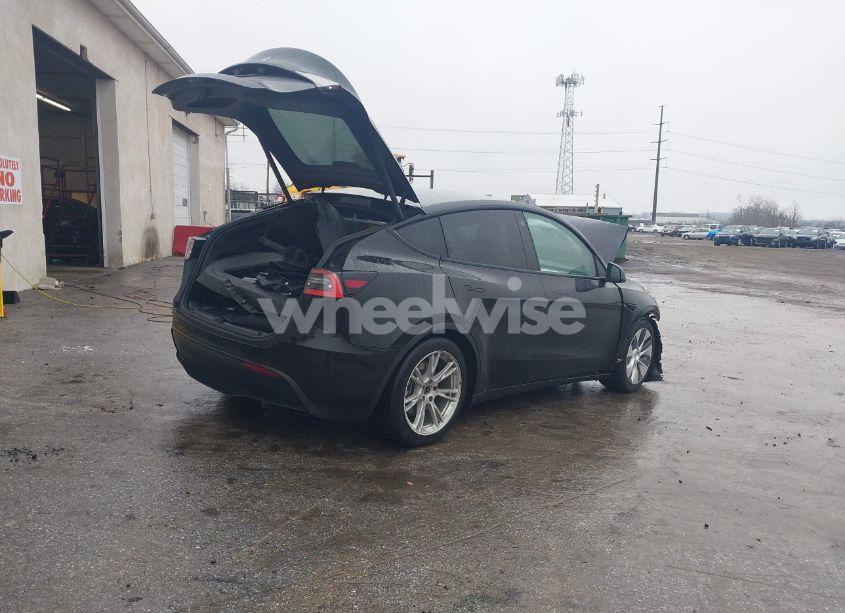 Photo 4 of 2021 Tesla Model Y STANDARD RANGE REAR-WHEEL DRIVE (VIN 5YJYGDED9MF103989)