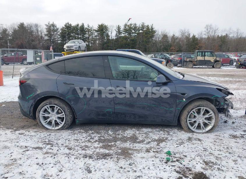 Photo 13 of 2021 Tesla Model Y LONG RANGE DUAL MOTOR ALL-WHEEL DRIVE (VIN 5YJYGDEE2MF196122)