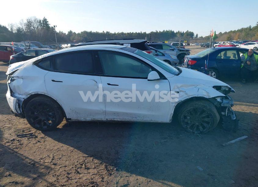 Photo 13 of 2020 Tesla Model Y LONG RANGE DUAL MOTOR ALL-WHEEL DRIVE (VIN 5YJYGDEE5LF033298)