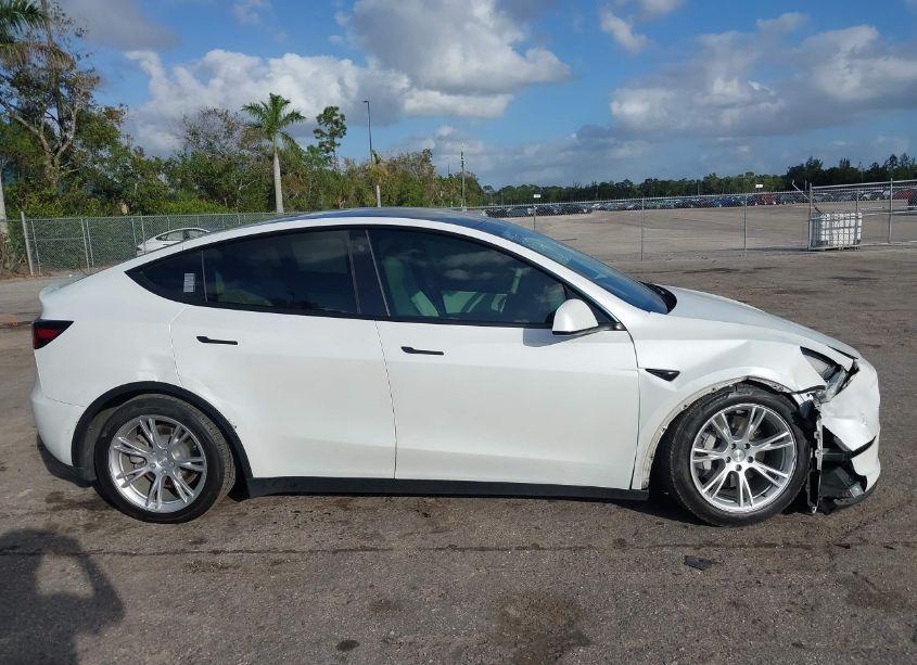 Photo 13 of 2021 Tesla Model Y LONG RANGE DUAL MOTOR ALL-WHEEL DRIVE (VIN 5YJYGDEE6MF102873)