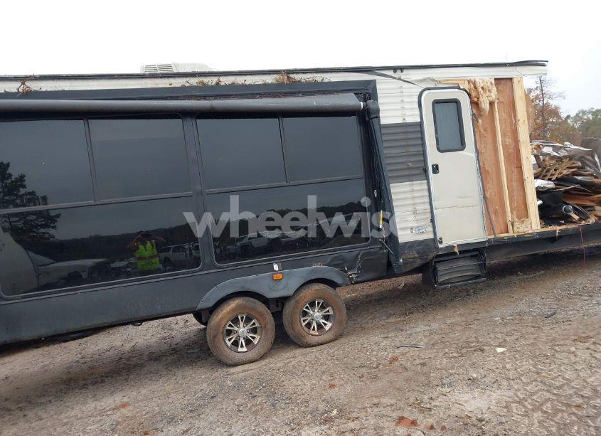 Photo 4 of 2016 Forest River 32R (VIN 5ZT2AZXB9GB911712)