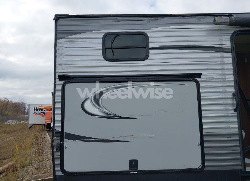 Photo 6 of 2017 Coachmen Catalina (VIN 5ZT2CAXB3HT009684)