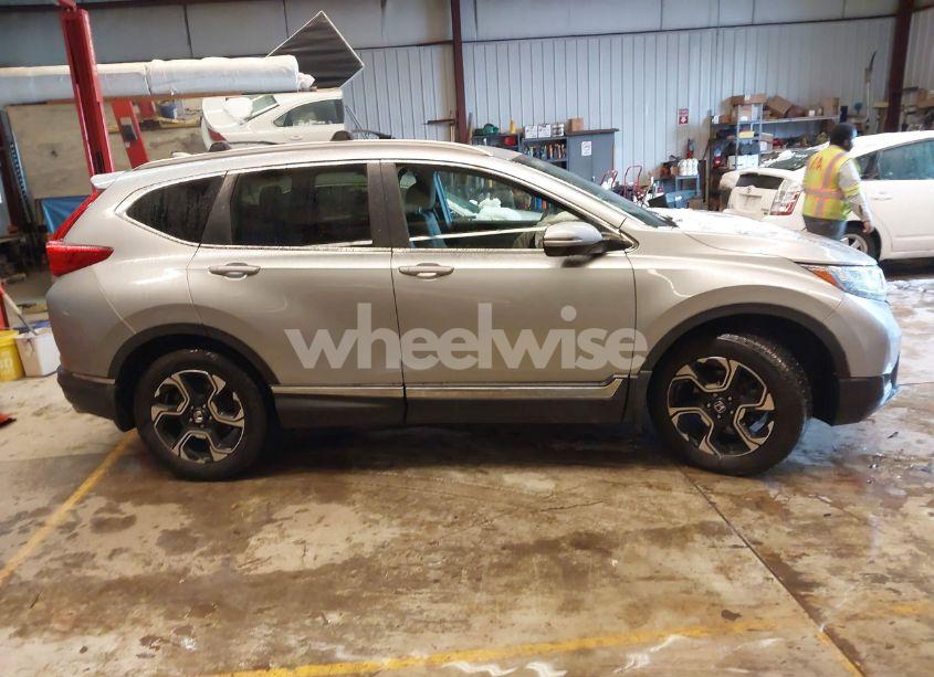 Photo 13 of 2018 Honda Cr-v TOURING (VIN 7FARW2H98JE005913)