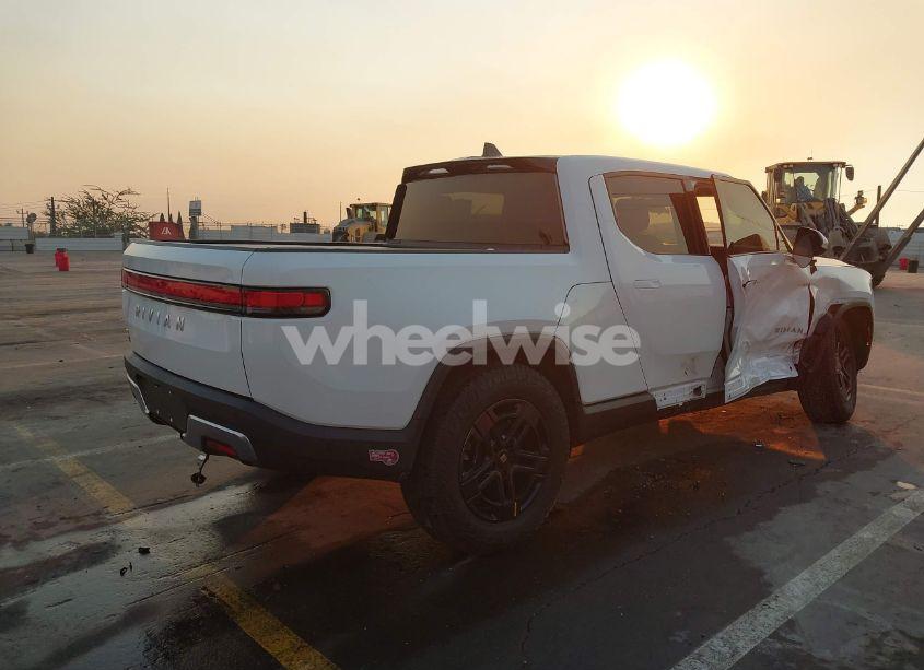 Photo 4 of 2024 Rivian R1t ADVENTURE/ADVENTURE DUAL MOTOR LARGE PACK/ADVENTURE DUAL MOTOR PERF LARGE PACK (VIN 7FCTGBAA8RN034385)