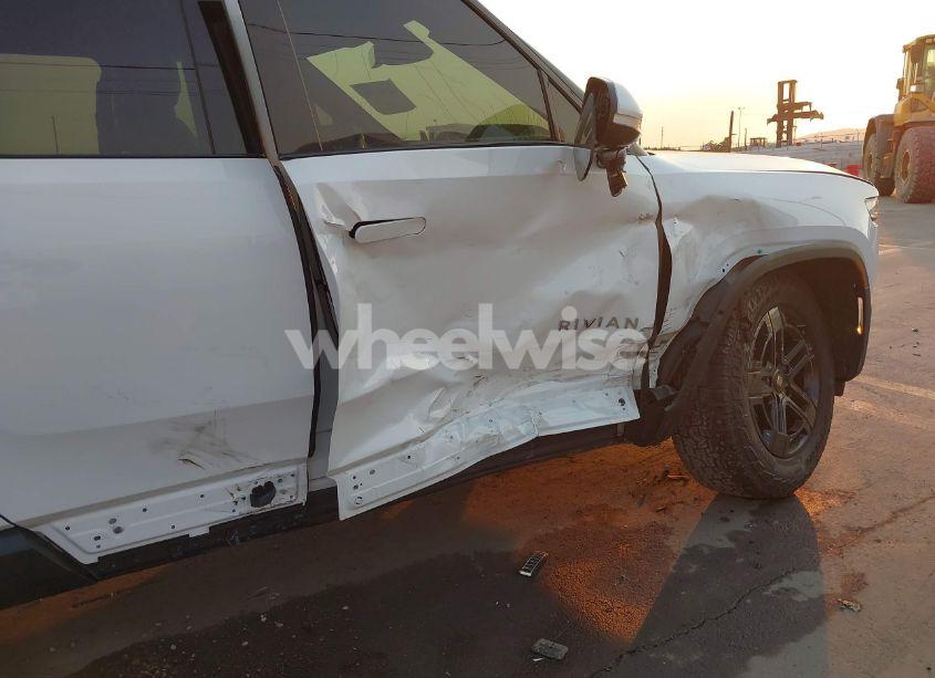 Photo 6 of 2024 Rivian R1t ADVENTURE/ADVENTURE DUAL MOTOR LARGE PACK/ADVENTURE DUAL MOTOR PERF LARGE PACK (VIN 7FCTGBAA8RN034385)