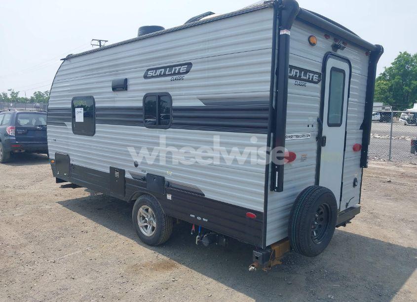 Photo 3 of 2021 Sunset Park RV SUN LITE SERIES M-18 (VIN 7J3U1EE12MS003601)