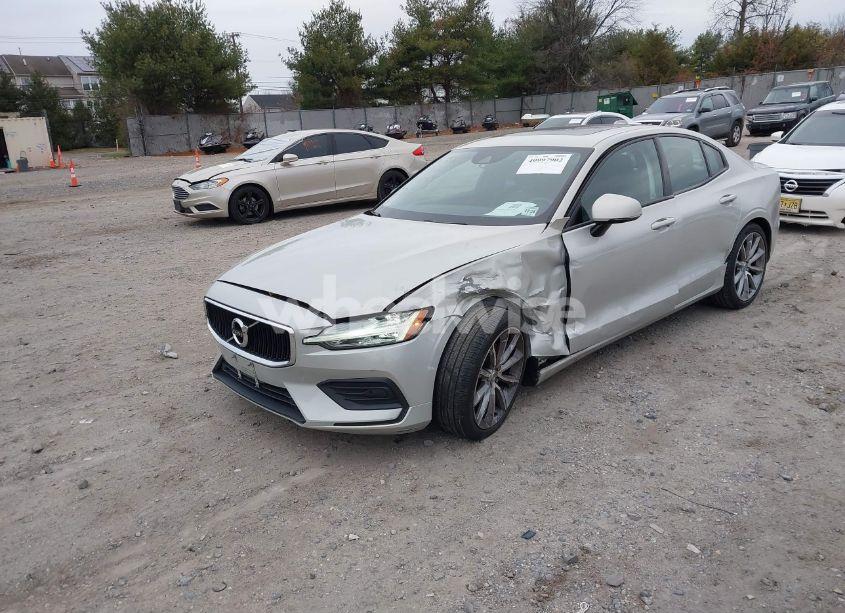 Photo 2 of 2019 Volvo S60 T5 MOMENTUM (VIN 7JR102FK1KG002019)