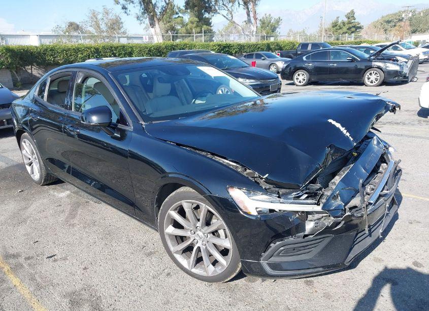 2019 Volvo S60 T5 MOMENTUM (VIN 7JR102FKXKG003444) main photo